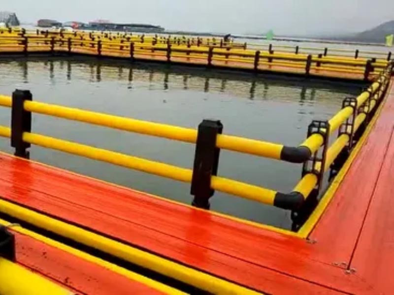 Jentera pembinaan platform ternakan ikan luar pesisir